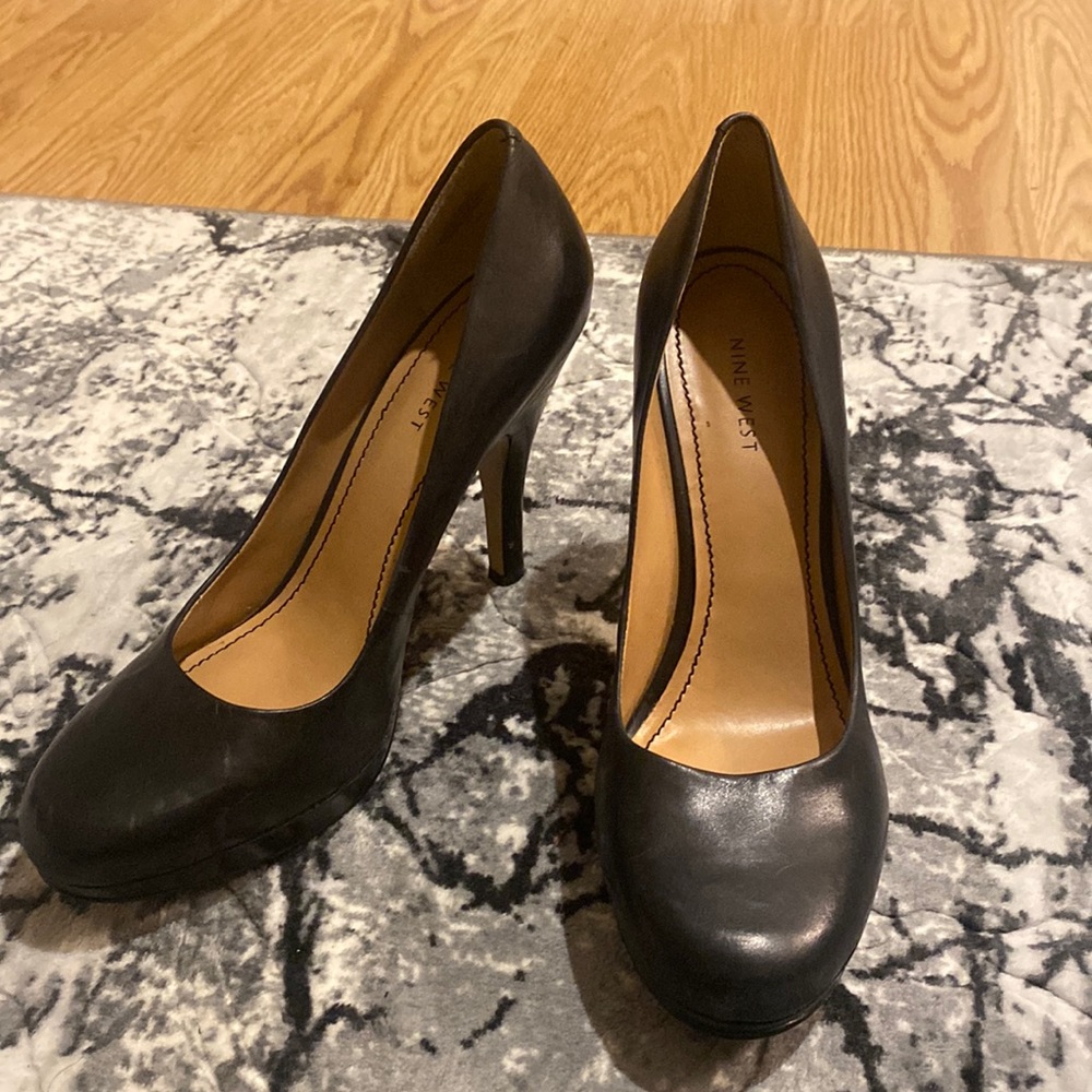 Black Nine West traditional pumps - new - size 9.5w